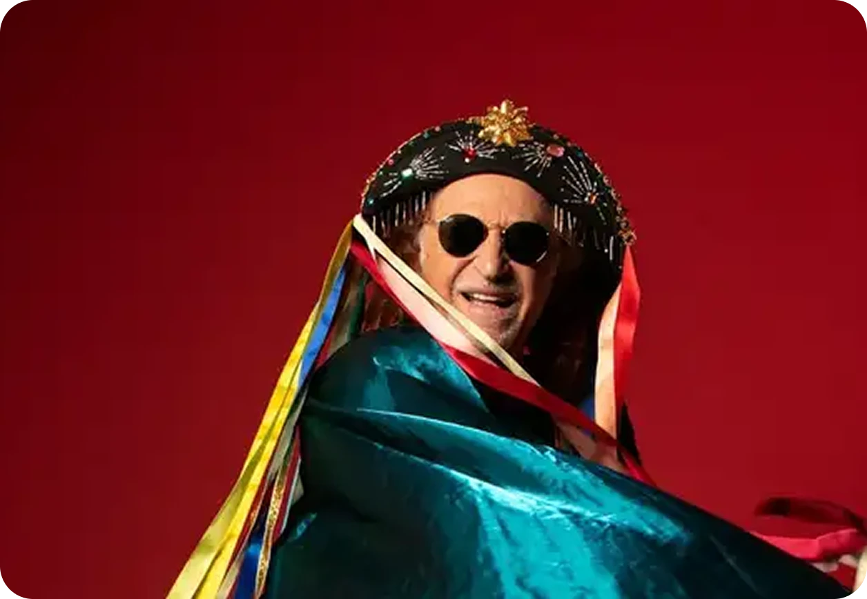 Alceu Valença com adereços coloridos no Pré-Carnaval do Ibirapuera