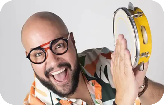 Tiago Abravanel tocando tamborim no Pré-Carnaval de SP